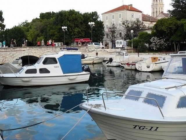 Trogir przyciąga turystów z całego świata. Jego sercem jest marina i port.