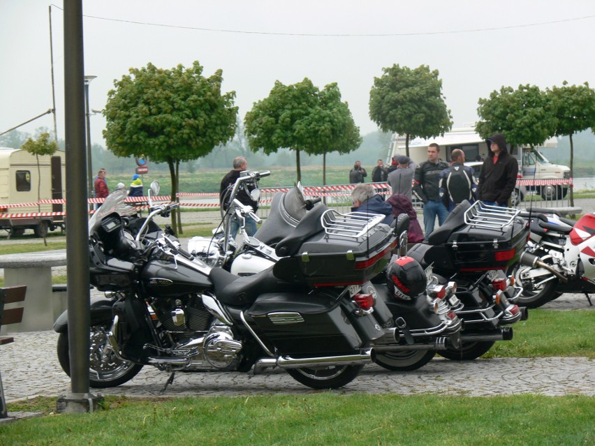 Po paradzie motocykle zaparkowały na Bulwarze, nad Wisłą.