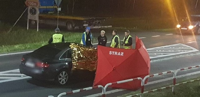 Do śmiertelnego wypadku doszło w nocy z soboty na niedzielę w Ostrzeszowie. Samochód marki Audi potrącił tam mężczyznę.Zobacz kolejne zdjęcie --->