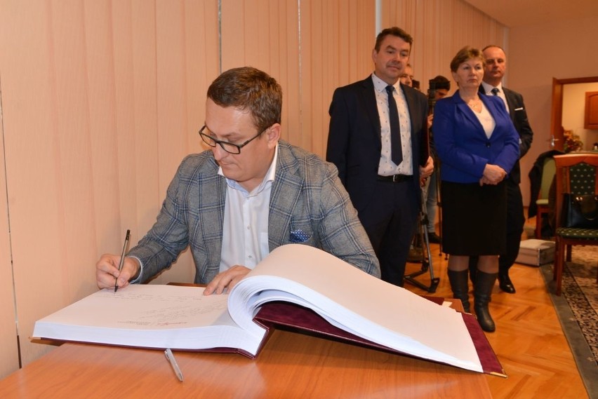 Nowe miasta w regionie świętokrzyskim. Włodarze odebrali listy gratulacyjne