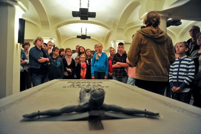 Białostoczanie, którzy wzięli udział w sobotniej odsłonie akcji "Lato z zabytkami. odkryj Białystok&#8221; mogli zobaczyć m.in. niedostępne na co dzień krypty, znajdujące się w podziemiach kościoła