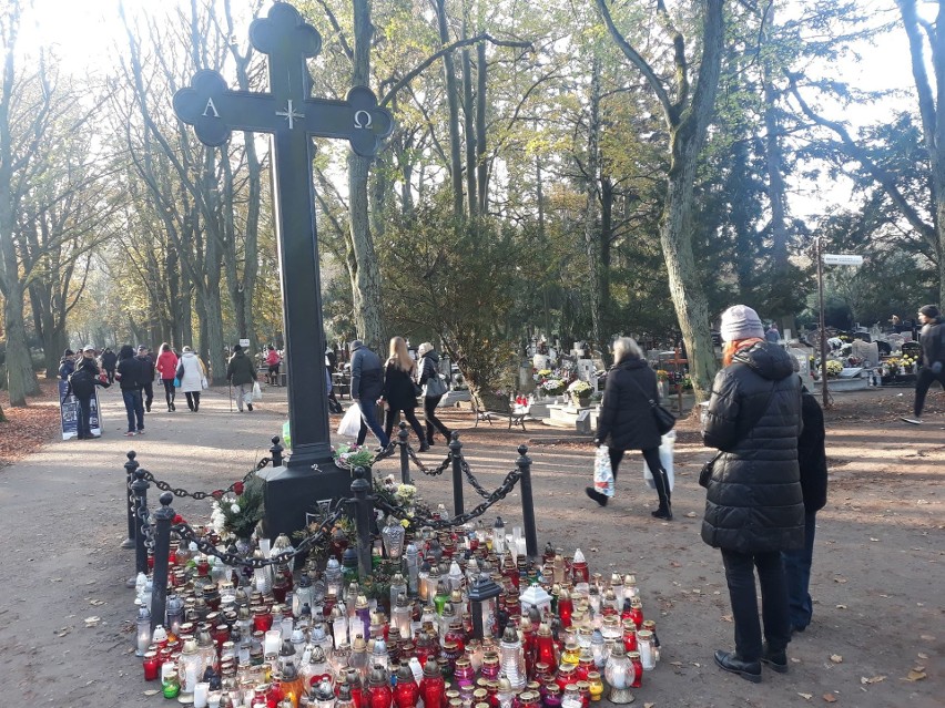 Wszystkich Świętych 2019 w Szczecinie. Szczecinianie odwiedzają groby bliskich 
