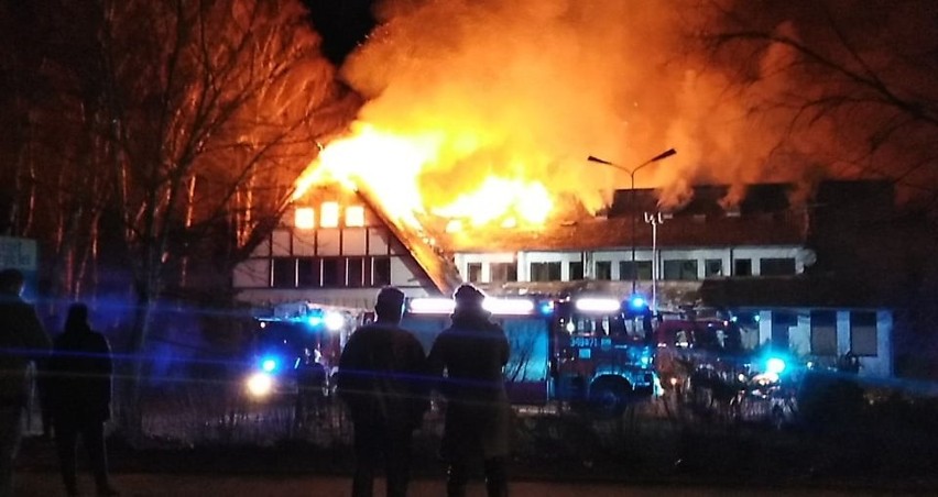 Pożar Zajazdu Bałtyckiego w Ustce. Ogień widać z odległości...