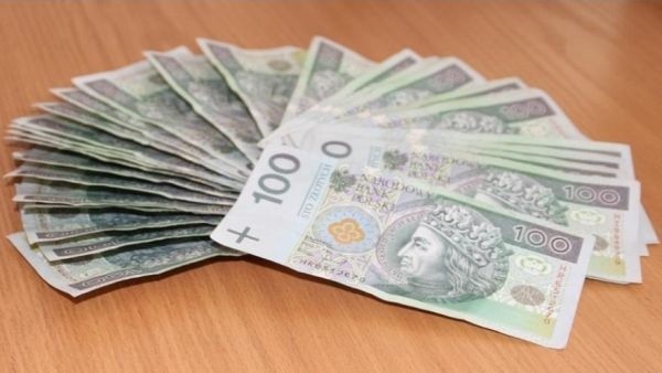 Pechowa kobieta zgubiła niemal 12 tysięcy złotych