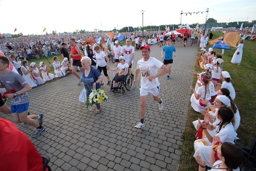 Lednica 2016: Tysiące młodych modli się przed Bramą-Rybą