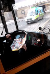 Kierowca MPK przeglądał gazetę podczas jazdy [FILM]