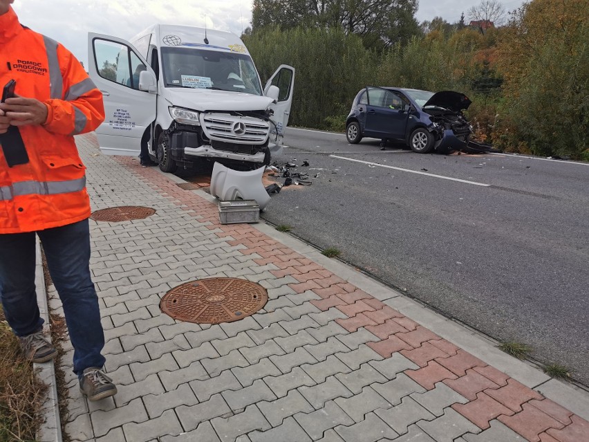 Wypadek na zakopiance. W Bańskiej zderzył się bus z osobówką