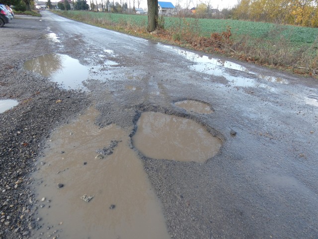 Tak wygląda droga przy szkole w Kobylanach. - To skandal. Kiedy w końcu ktoś coś z tym zrobi - alarmuje czytelniczka. 
