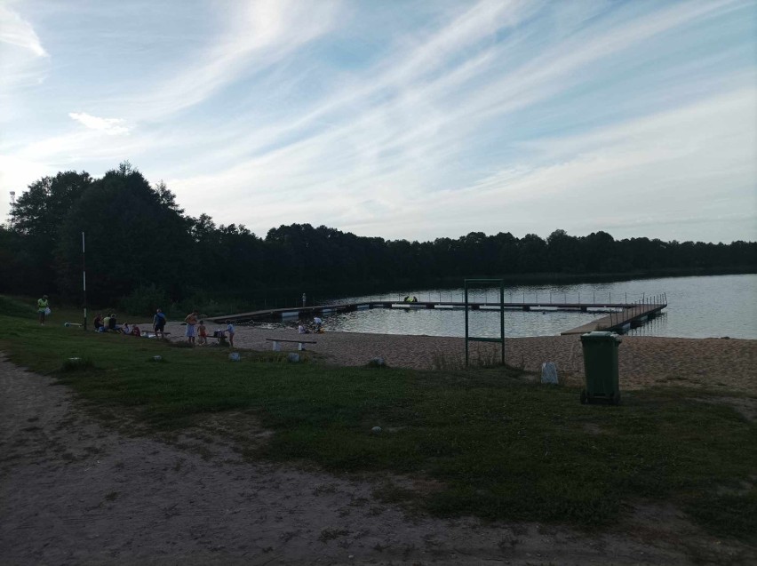 Sinice w jeziorze Gałęźnym w Kościerzynie. Obowiązuje zakaz kąpieli