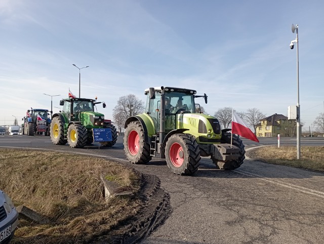 Trwa ogólnopolski protest rolników. Rolnicy z powiatu kluczborskiego zablokowali dojazd do Kluczborka.