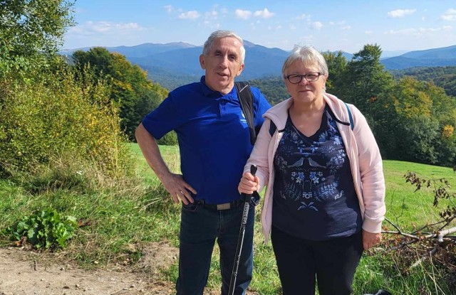 Adam Bodzioch z żoną Jolantą w drodze na Rawkę w Bieszczadach - 2023 rok. Więcej na kolejnych zdjęciach
