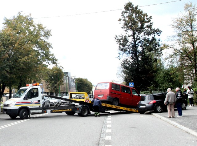 Dwa holowniki oczyściły w środę przystanek przy ul. Lwowskiej, obok straży miejskiej