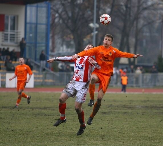 Walczący o piłkę Wiesław Kozubek miał udział przy wyrównującym golu dla Resovii.