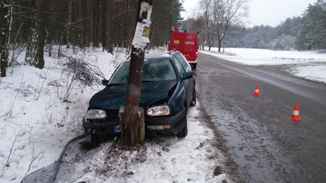 Prawdopodobnie zasłabnięcie kierowcy osobowego volkswagena było powodem wypadku, do którego doszło 1 marca przed godz. 7 w Czarni. Karetka pogotowia zabrała mężczyznę do szpitala. Samochód wyjeżdżał z drogi podporządkowanej, nie zwolnił, zatrzymał się na przydrożnym słupie.