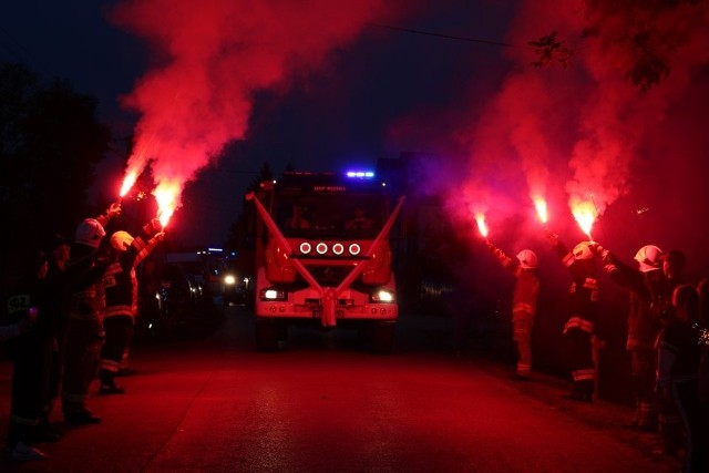 Strażacy z gminy Tuczępy podczas wjazdu nowego wozu do Nizin utworzyli świetlny szpaler.