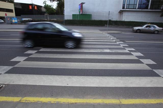 Pijany przeprowadzał dzieci przez ulicę. Zdjęcie ilustracyjne