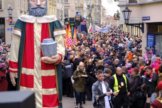 Ulicami Torunia przeszła barwa parada z okazji święta Trzech Króli. Obejrzyjcie naszą fotorelację! Z tego okazji rozmawiamy również z ks. dr hab. Piotrem Roszakiem z Wydziału Teologicznego Uniwersytetu Mikołaja Kopernika.Kolejny raz po ulicach toruńskiej starówki przeszedł orszak trzech króli. Toruń był jednym z pierwszych miast w którym zagościła hiszpańska tradycja. Warto było? Zdecydowanie to było dobre posunięcie! Radosne przeżywanie tego ewangelicznego wydarzenia połączyło różne pokolenia, a przy tym wyzwoliło pomysłowość i energię. Zaangażowały się szkoły, grupy rekonstrukcyjne, parafie, schole i teatry, uczelnie… ściągnęliśmy do Torunia hiszpańskie szopki, słodycze. Wszyscy rozpoznali siebie w postawach mędrców ze Wschodu, że to nie bajka, ale pamiątka historycznego zdarzenia o wielkim duchowym przesłaniu. A przy tym nauczyliśmy się świętować razem, jako miasto, to wydarzenie, a to buduje wspólnotę. Odkryliśmy głęboki sens tego chrześcijańskiego święta, które niesie przesłanie o jedności w różnorodności: jak ludzie zmierzają do źródła, to odkrywają, że są sobie bliscy, bo idą razem w tym samym kierunku. To przecież święto otwartości, a nie zamykania się do starych schematów. Czytaj także: Co piszemy na drzwiach przed kolędą? K+M+B czy C+M + B?Jakie są widoczne różnice w przeżywaniu tego dnia w Polsce, a np. w Hiszpanii? Dlaczego tam niegrzeczne dzieci otrzymują w butach kawałek czarnego węgla? Barwne orszaki w Hiszpanii są dłuższe niż w Polsce, ponieważ są w nie zaangażowane służby mundurowe (straż miejska, strażacy). Sama trasa przemarszu mędrców trwa zdecydowanie dłużej. W Pampelunie wita się ich na granicy miasta, przechodzą przez mury obronne, zaglądają do ratusza, gdzie wita ich burmistrz, a następnie idą do domu starców, szpitali, domów dziecka, aby zanieść radosną nowinę o narodzinach Chrystusa „dla nas i naszego zbawienia”. Pewnie z racji klimatu nie da się dosłownie zainspirować zwyczajami hiszpańskimi, ale widać po torunianach otwarte serca. Wspólnie z dyrektorem Krystianem Kubjaczykiem z Toruńskiej Agendy Kulturalnej myślimy już o kolejnych inspiracjach zza Pirenejów: choćby powitanie królów, które może mieć miejsce w różnych częściach miasta. Różnice w przeżywaniu święta Trzech Króli dotyczą również gastronomii: w Hiszpanii tego dnia dzieci i dorośli objadają się specjalnym ciastem, tzw. roscon de Reyes. To ciastko drożdżowe w kształcie pierścienia, w którym kryją się dwa elementy: ziarno fasoli – kto je znajdzie ten płaci za ciasto oraz figurka, która dla tego, komu przypadnie ten kawałek zwiastuje dobry, królewski rok. Właśnie w święto Trzech Króli dzieci w Hiszpanii otrzymują prezenty, a czarny węgiel… cóż, to nie tyle kara, co mobilizacja, aby być lepszym. Węgiel niczemu nie służy (poza paleniem), więc to przestroga, aby nie zachowywać się w taki sposób, który nie pomaga być lepszym i mądrzejszym.  Polecamy: Zabraknie prądu w Toruniu i okolicach. Sprawdź na jakich ulicach i kiedy! [LISTA]Co łączy paradę toruńską oraz tą hiszpańską? Z pewnością klimat radosnego świętowania, w którym uczestniczy całe miasto. U nas również poszczególnie królowie idą ze swoją strażą przyboczną, z postaciami historycznymi, jest konfetti czy słodycze rozdawane dzieciom… a dzięki temu, że Toruń jako jedyne miasto w Polsce przed laty rozpoczął ideę Orszaków dzięki kontaktom z Pampeluną, to sprawia, że toruński korowód daje szansę poznania również sposobów przeżywania religijności, jaka cechuje Hiszpanów. Łączy nas też osoba – konsula honorowego RP Angela Tellechea, który sponsoruje cukierki dla toruńskich dzieci.Obejrzyj także: 