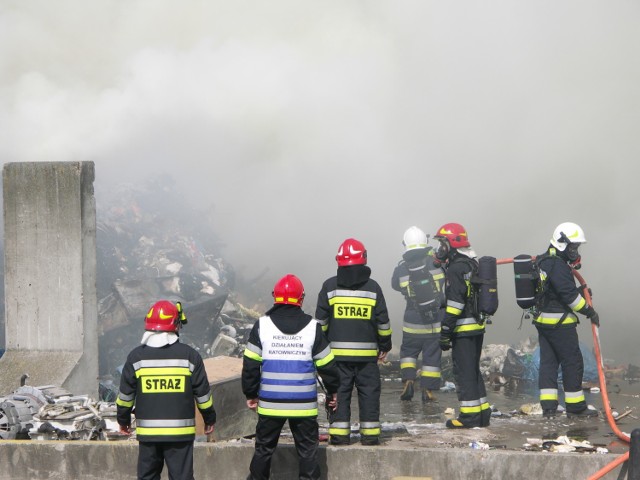 W akcji gaśniczej bierze udział 6 zastępów straży pożarnej.