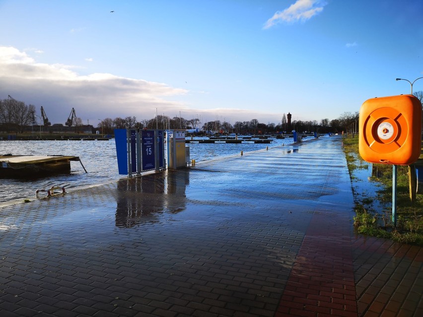 Sztorm spowodował, że ulice przy kanale portowym w Świnoujściu są zalane. Morze zabrało plażę [ZDJĘCIA]