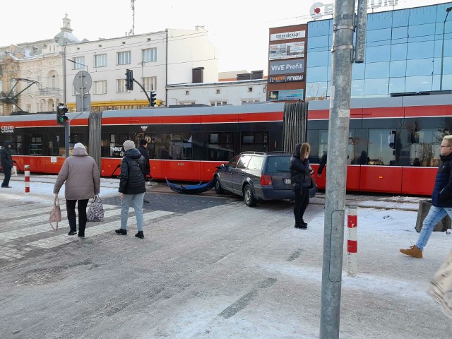 W centrum Częstochowy osobówka zderzyła się z tramwajem