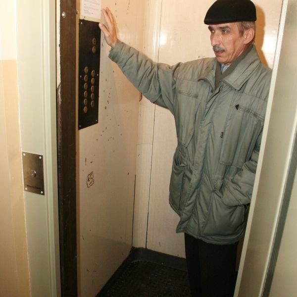 Mieszkaniec bloku przy Włoszka 3 Andrzej Stefaniuk ma nadzieję, że założenie czujnika cieczy w windzie zakończy korzystanie z niej jak z toalety.