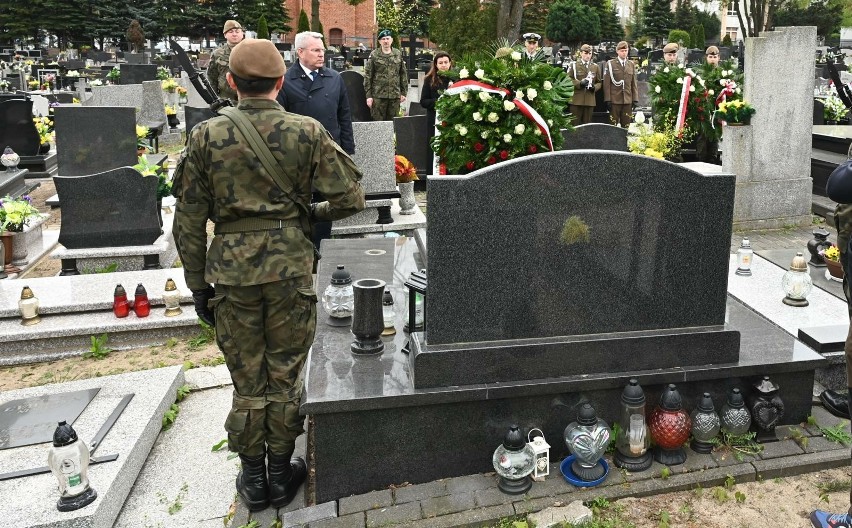 Złożenie wieńców i zniczy na grobie Aleksandra Fedorowicza...