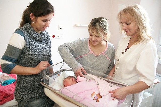 Martynka urodziła się już w 2012 roku. Od lewej: Katarzyna Mikołajczyk, Karolina Wronkowska, mama Martynki i położna Agnieszka Kowalska
