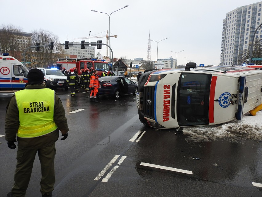 Wypadek karetki na ulicy Waszyngtona. W zdarzeniu drogowym udział brały trzy samochody [ZDJĘCIA, WIDEO]