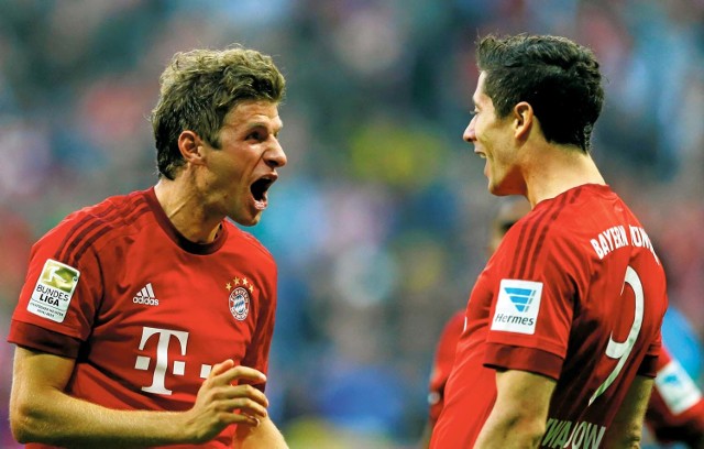 Thomas Mueller i Robert Lewandowski (z prawej) strzelili w sumie pięć goli dla Bayernu w dwóch meczach grupowych LM