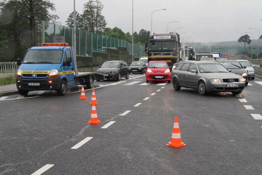 Groźny wypadek na drodze krajowej 73 w Wiśniówce koło Kielc. Dwie osoby ranne 