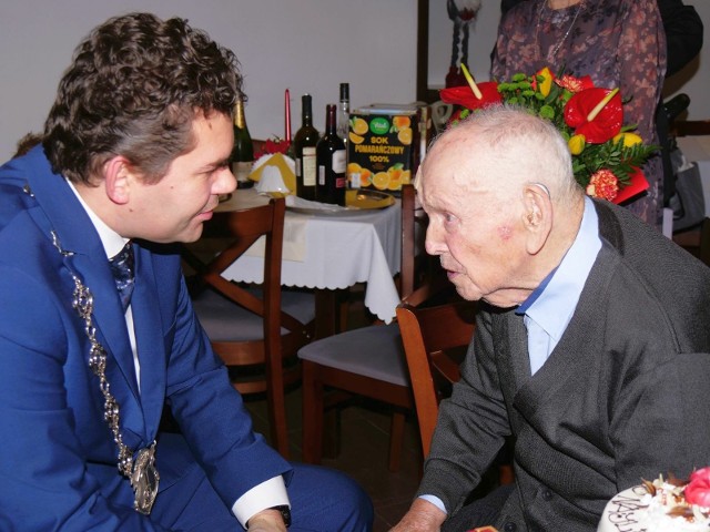 Prezydent Lucjusz Nadbereżny rozmawia ze stuletnim Marianem Koperstyńskim