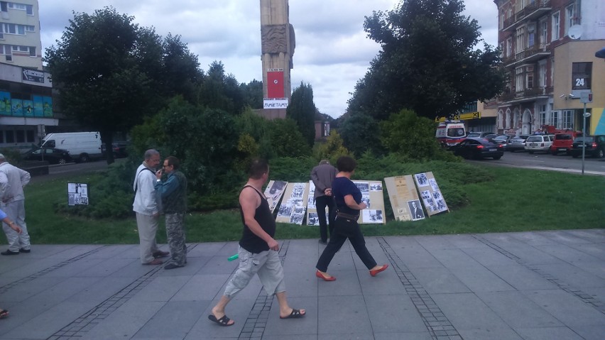 Auschwitz i Warszawa 1944 - pamiętamy. Happening w centrum Szczecina