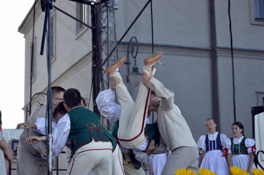 Biecz. Święto Dzieci Gór zagościło na bieckim rynku. Mali artyści roztańczyli miasto [ZDJĘCIA]