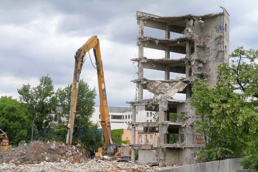 Wyburzanie tzw. szkieletora przy ul. Kolejowej - 2016/2017...