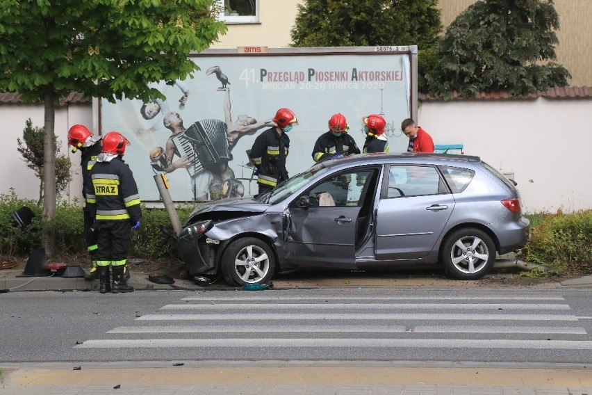 wypadek na ulicy Wyścigowej we Wrocławiu, straż pożarna.