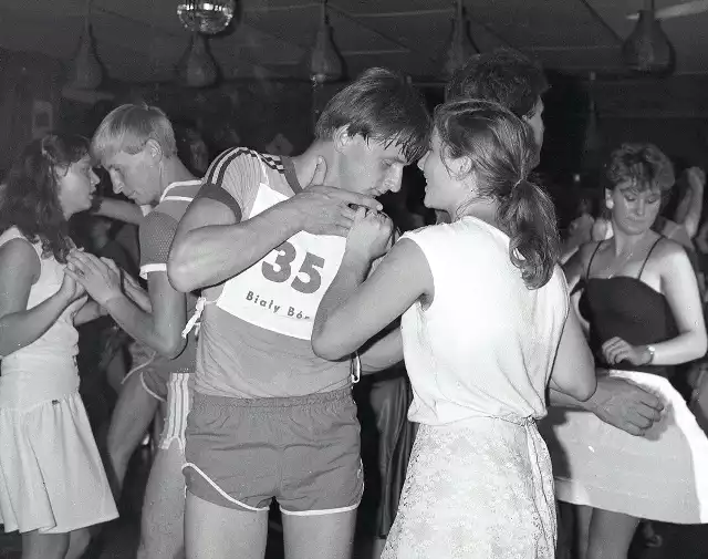 Ależ to musiała być impreza! W Białym Borze na początku lat 80-tych XX wieku organizowane były Maratony Tańca. Zapraszamy do obejrzenia wyjątkowych zdjęć z 4. edycji tego wydarzenia autorstwa znanego koszalińskiego fotografa Krzysztofa Sokołowa.