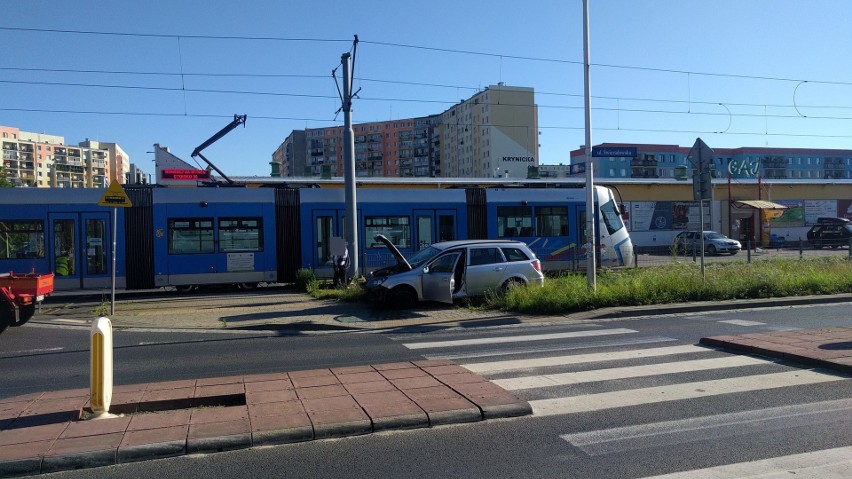 Wypadek we Wrocławiu: Tramwaj wjechał na chodnik i ściął latarnię