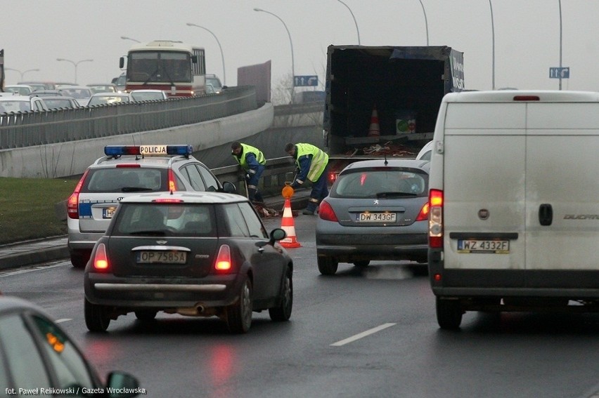 Wrocław, wypadek na obwodnicy śródmiejskiej, przy wjeździe...