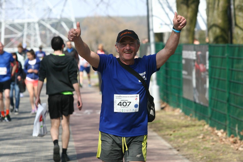 Biegli w niedzielę nad Zalewem Zemborzyckiem. To ostatni bieg z cyklu "Cztery Dychy do Maratonu" [DUŻO ZDJĘĆ]