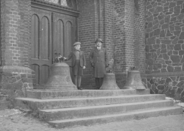 Stare fotografie  są już historycznymi eksponatami, ale sportretowani na nich ludzie nie są anonimowi. Jednym z nich jest Bernhard Rodewald, chłopiec stojący przy dzwonach w Gorzowie Śląskim.Chodzi o fotografię, na której widać zdemontowane przez Niemców dzwony kościelne. Trzy dzwony stoją przed kościołem i czekają na wywózkę i przetopienie dla cele wojenne. Na fotografii widać dwie osoby: małego chłopca i dorosłego mężczyznę. - To ja i mój ojciec Paul - opowiada Bernhard Rodewald, mieszkający dzisiaj w Niemczech. - To było w 1943 roku, miałem wtedy 12 lat. Zdjęcie zostało zrobione aparatem Super Ikonta, który miał samowyzwalacz.