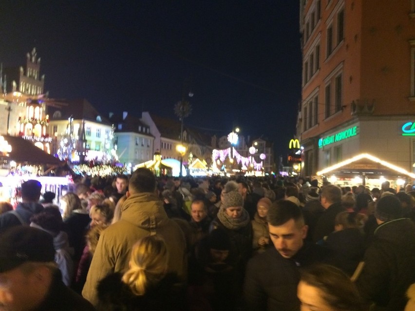 Tłumy i lodowe rzeźby na Jarmarku Bożonarodzeniowym we...