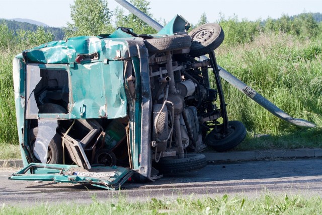 Wypadek na A1 koło Łodzi. Bus wypadł z drogi. Dwie osoby zostały poszkodowane (zdj. ilustracyjne)