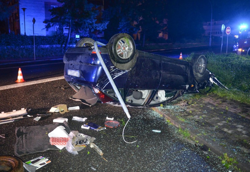 Wypadek na ul. Sanockiej w Przemyślu. 18-latek uderzył fordem w latarnię i dachował. Dwie osoby w szpitalu [ZDJĘCIA]