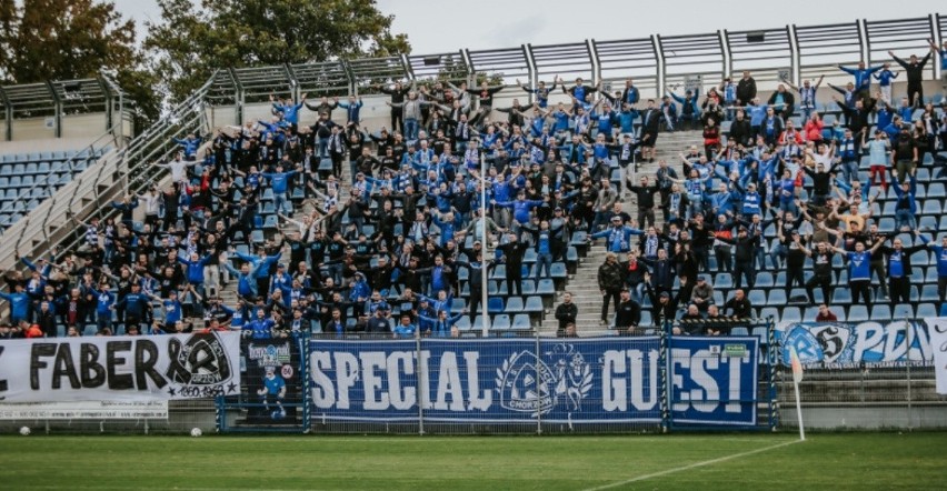 25.09.2021 r. Kibice Ruchu Chorzów na stadionie w Ostródzie.