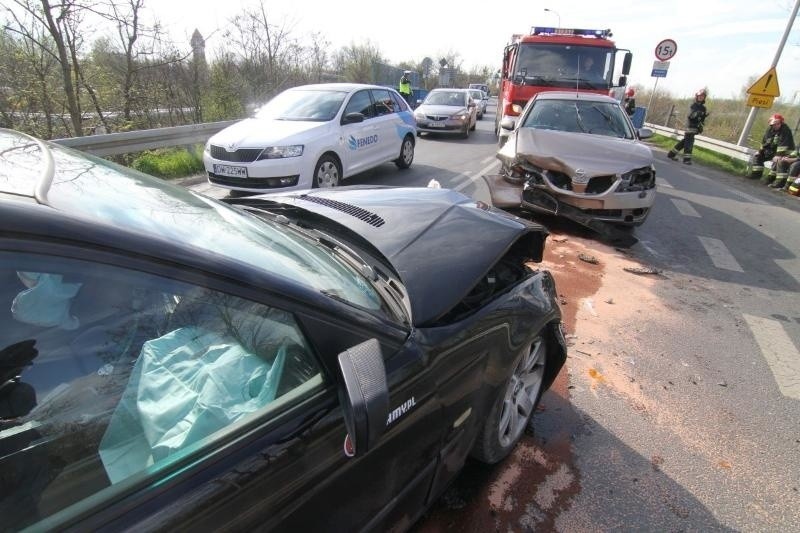 Wrocław: Groźny wypadek na Brochowie. Czołowe zderzenie BMW i nissana (ZDJĘCIA)