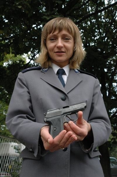 - Strzałów na ulicy nie mieliśmy u nas, odkąd pamiętam - mówi Alina Grzebiela-Kochman z oleskiej policji. - Dlatego używam mojego P-64 tylko podczas ćwiczeń na strzelnicy.