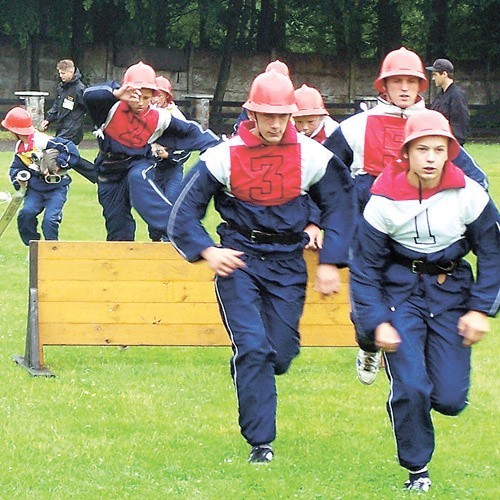 Młodzi strażacy na torze przeszkód.