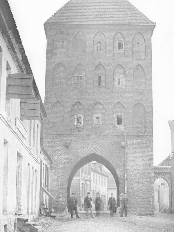 Najstarsze zdjęcie Słupska: Brama Holsztyńska.