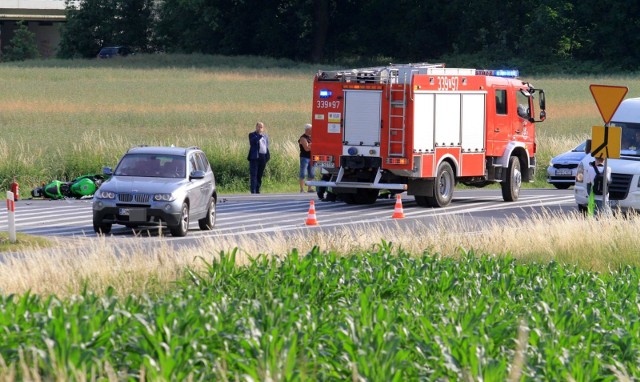 Śmiertelny wypadek motocyklistów miał miejsce na drodze w pobliżu wsi Dębina w gminie Kleszczów. CZYTAJ DALEJ >>>>