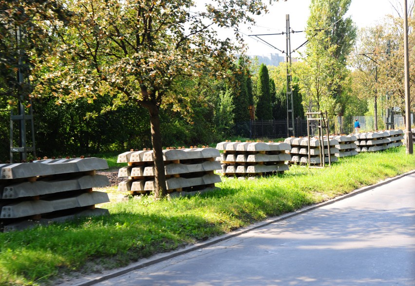 Kraków. Postęp prac przy ul. Kocmyrzowskiej. Kładą nowe tory tramwajowe. Kiedy koniec remontu?